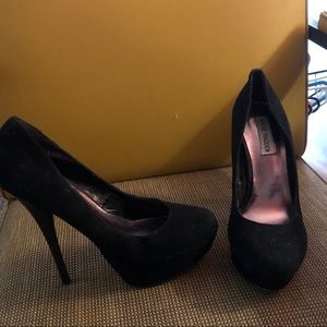 Black Steve Madden Suede Pumps